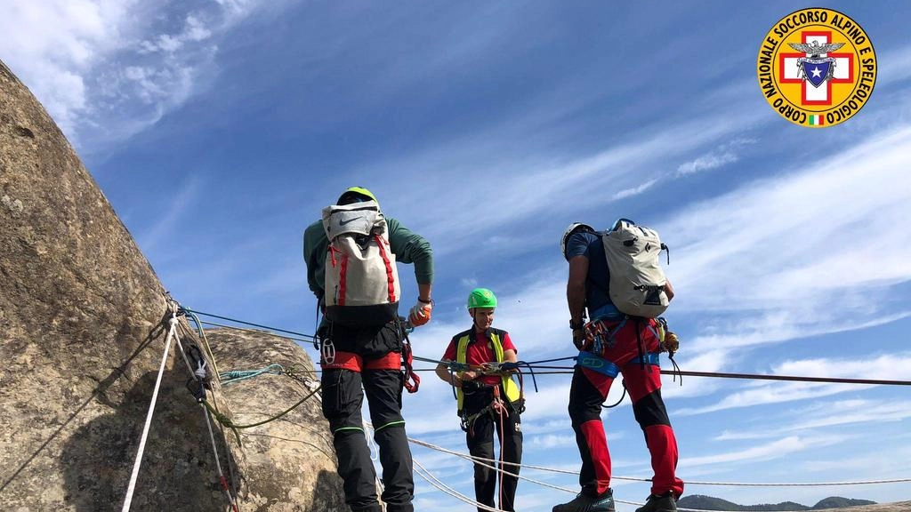 Il Soccorso alpino ha perlustrato la zona con calate in corda nelle aree impervie Il Soccorso alpino ha perlustrato la zona con calate in corda nelle aree impervie