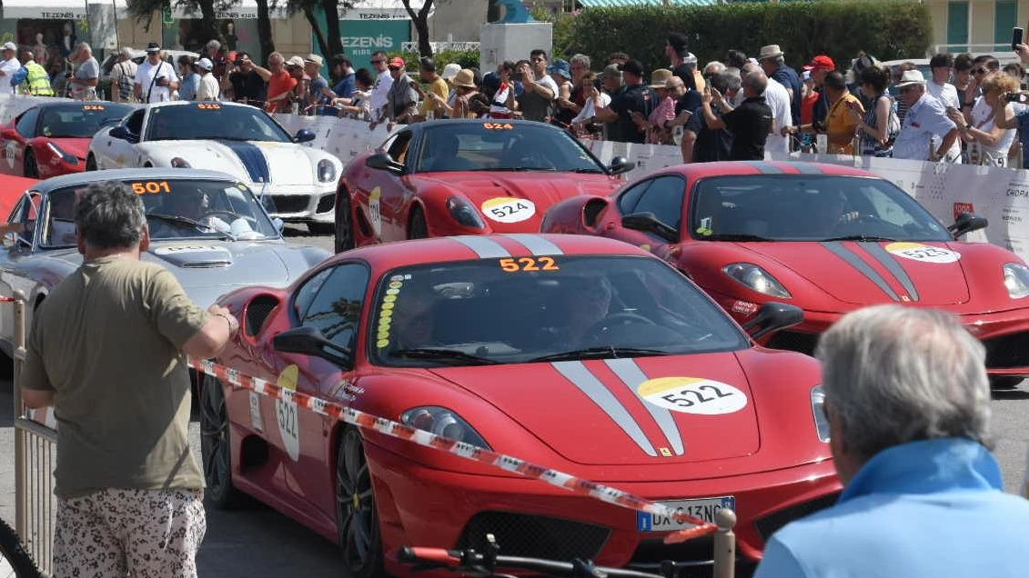 La "Mille Miglia" dà spettacolo. Auto d’epoca lungo la Passeggiata. Una vetrina imperdibile per la città