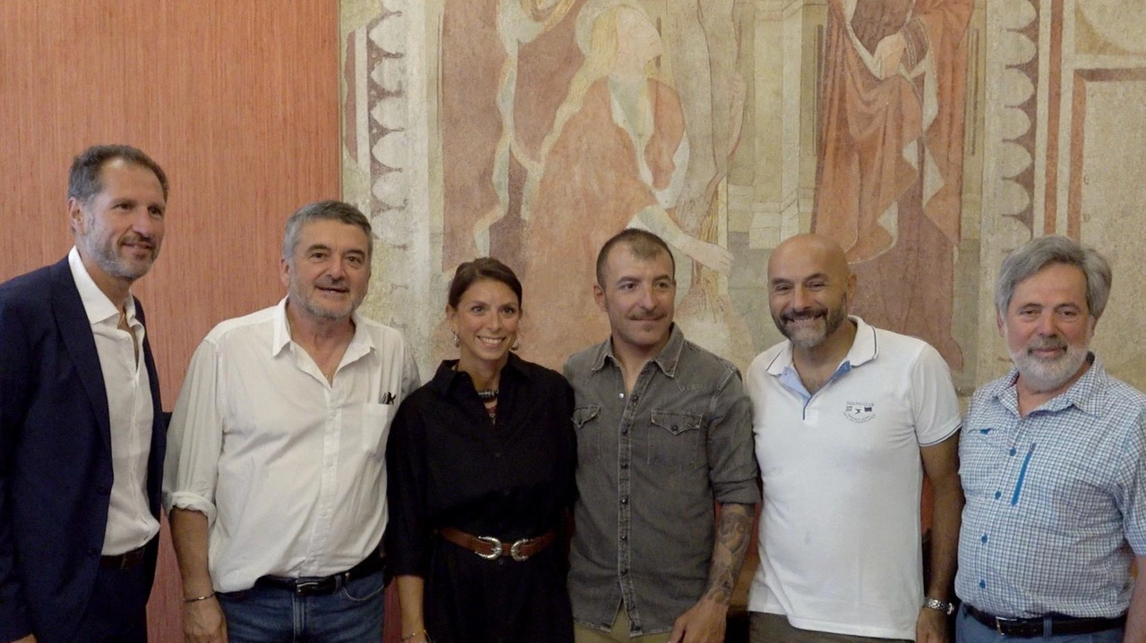 Al centro con la moglie Tommaso Lamantia accolto e festeggiato in Comune Ai lati amministratori di Luino con Ascom e il Cai Al centro con la moglie Tommaso Lamantia accolto e festeggiato in Comune Ai lati amministratori di Luino con Ascom e il Cai
