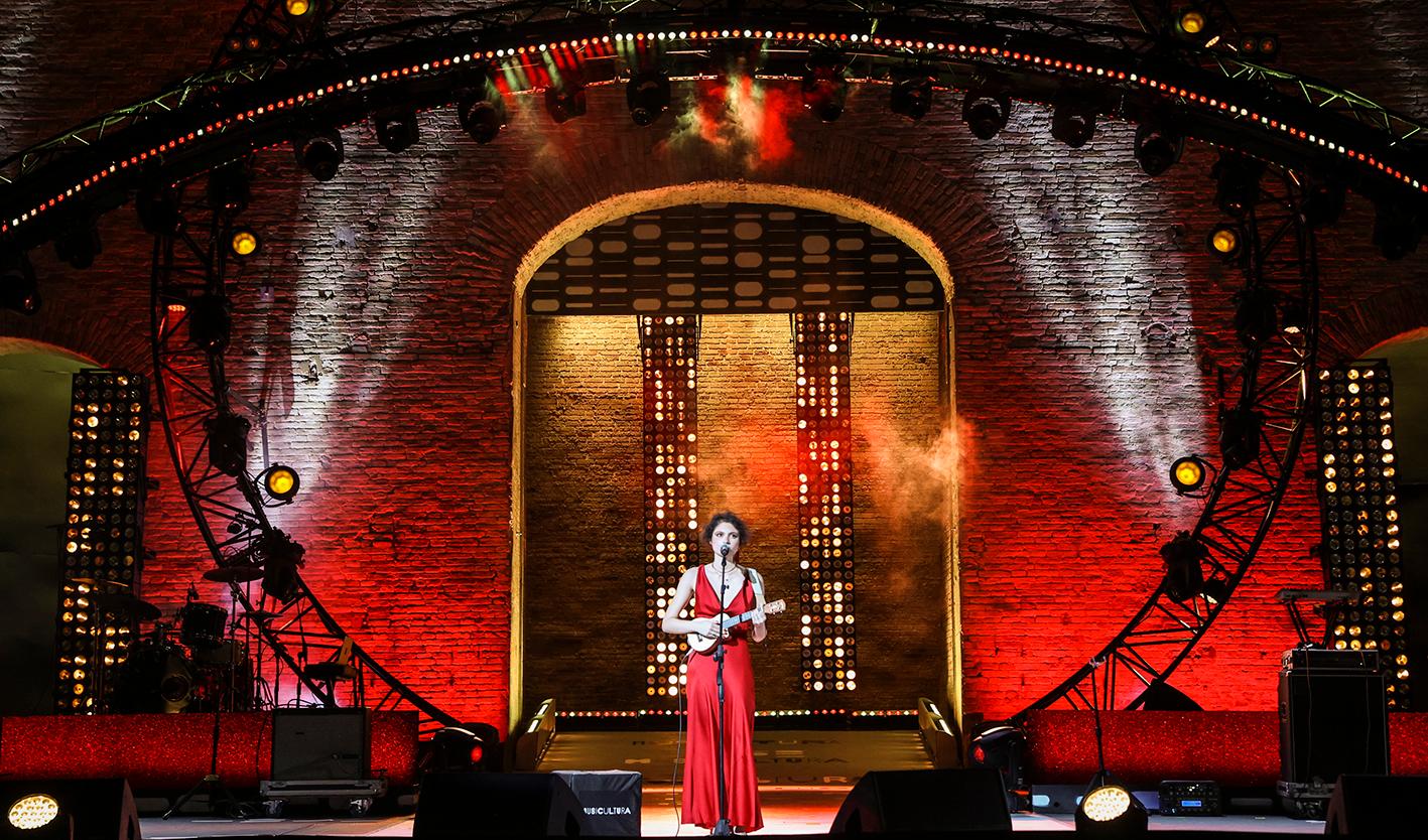 L’ukulele, la dedica alla madre ballerina, il ruolo in teatro: chi è Elena Mil, la cantautrice vincitore di Musicultura L’ukulele, la dedica alla madre ballerina, il ruolo in teatro: chi è Elena Mil, la cantautrice vincitore di Musicultura