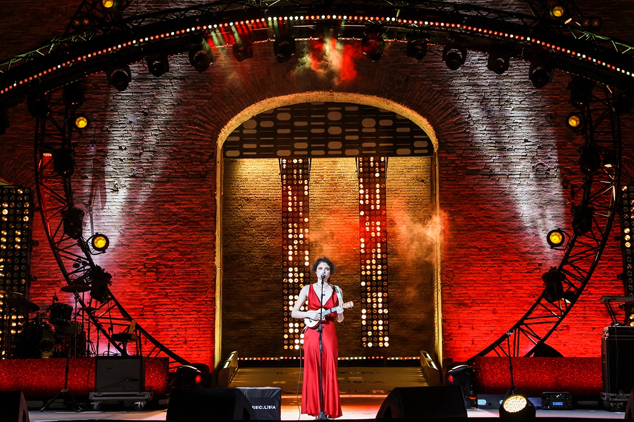Elena Mil allo Sferisterio di Macerata con il suo ukulele