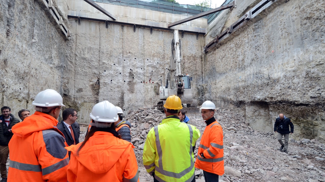 L’opera è impantanata nel tunnel di Chiuso a Lecco e i lavori sono fermi al palo da più di 10 anni L’opera è impantanata nel tunnel di Chiuso a Lecco e i lavori sono fermi al palo da più di 10 anni