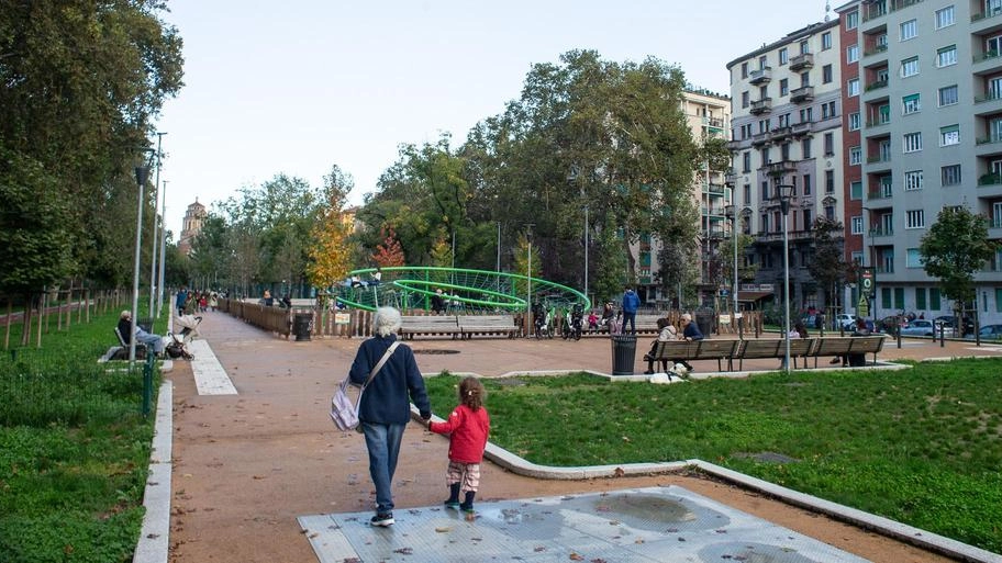 Il parco Argonne a Acquabella: un'oasi verde con aree giochi e criticità. La rigenerazione urbana porta vantaggi e sfide per la comunità locale.