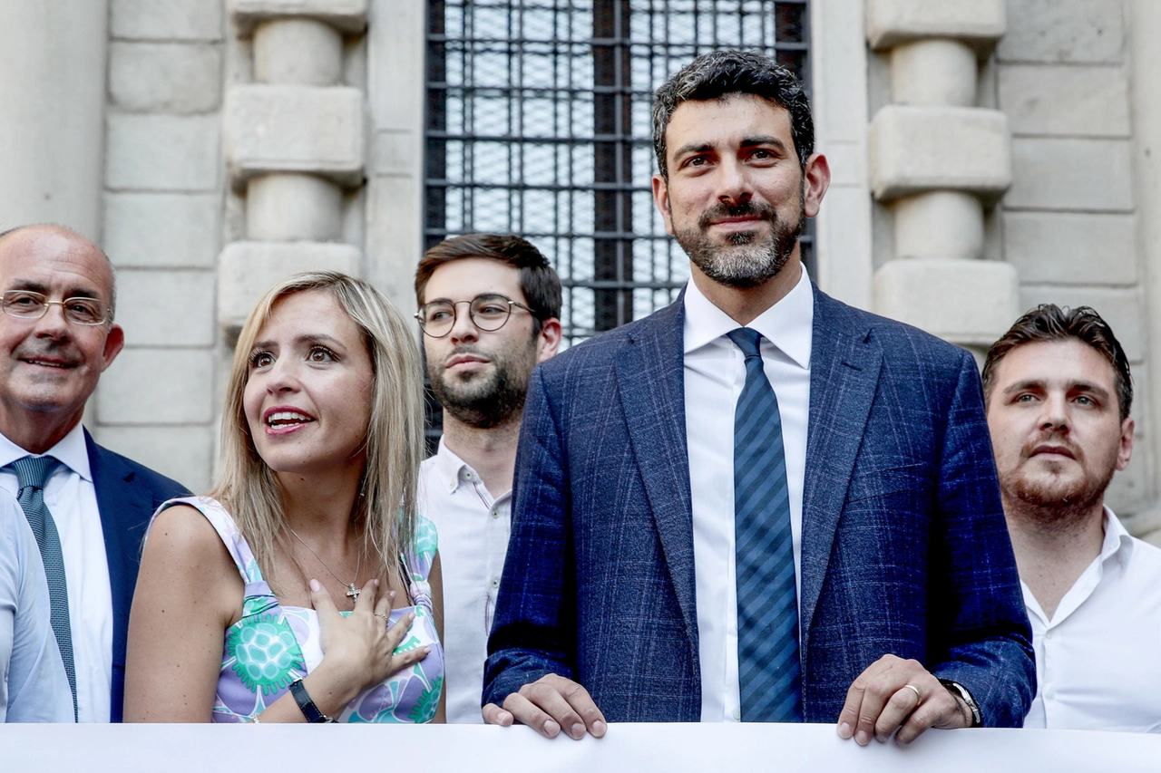Da sinistra, Silvia Sardone e Riccardo Truppo durante la protesta da parte dei consiglieri dell’opposizione per l’indagine sull’urbanistica all’esterno di Palazzo Marino il 17 luglio