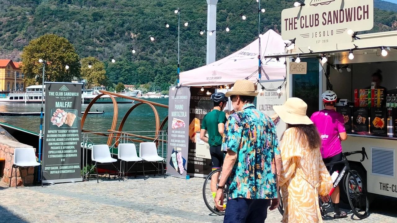 Lo street food anima la passeggiata sul lungolago di Porto Ceresio con oltre venti cucine su ruote Per le buone forchette a Bizzozero in 15 giorni sono stati già serviti 9mila. coperti Lo street food anima la passeggiata sul lungolago di Porto Ceresio con oltre venti cucine su ruote Per le buone forchette a Bizzozero in 15 giorni sono stati già serviti 9mila. coperti