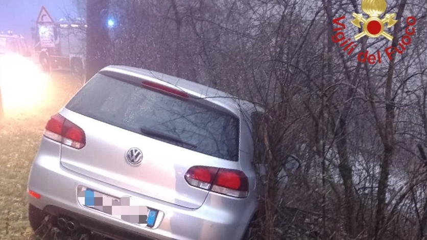 L'auto uscita di strada L'auto uscita di strada