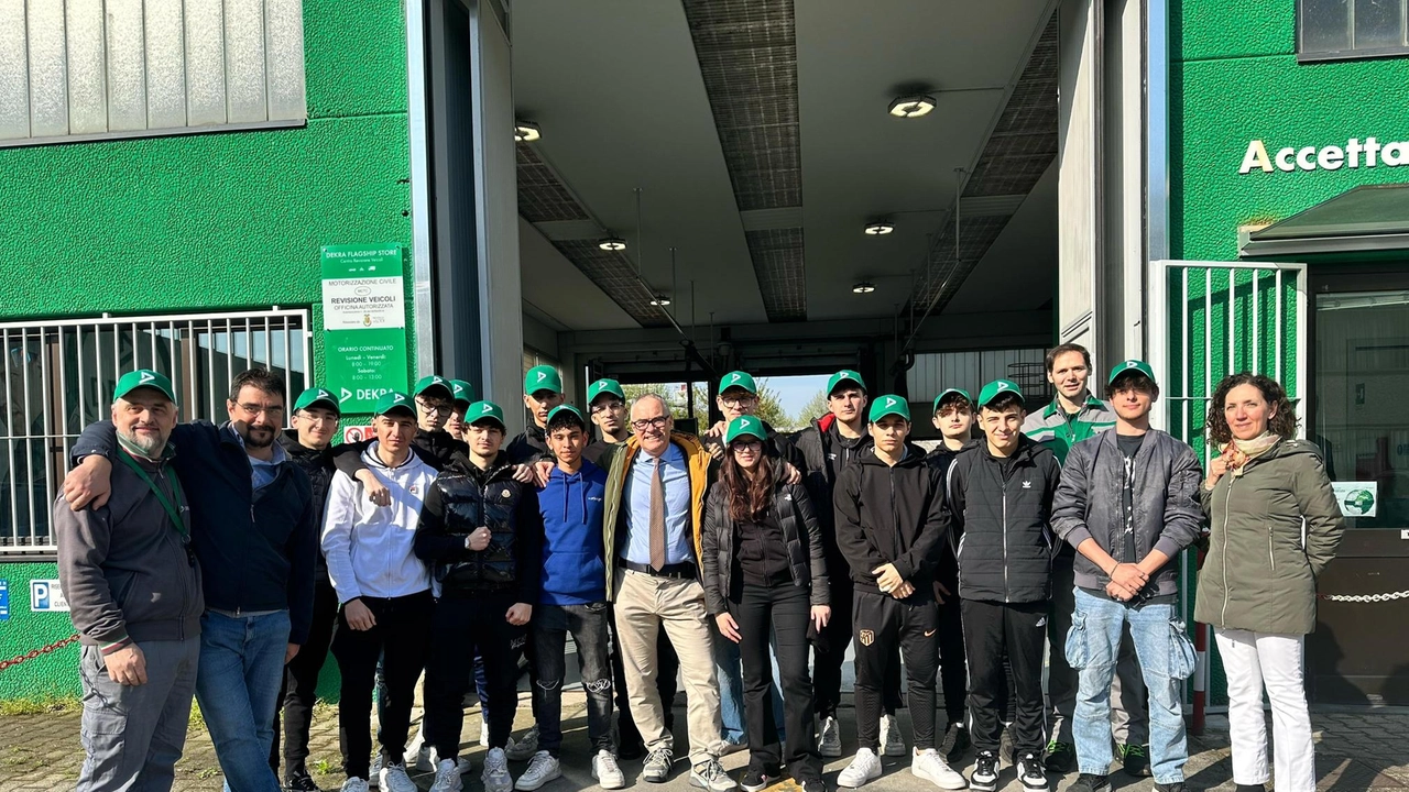 I partecipanti alla lezione pratica che si è svolta ieri in viale Milano