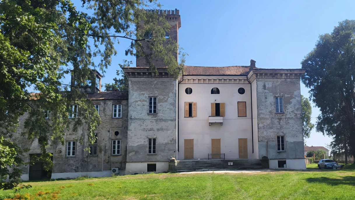 L’esterno di Villa Augusta, un edificio nobiliare della provincia di Cremona L’esterno di Villa Augusta, un edificio nobiliare della provincia di Cremona