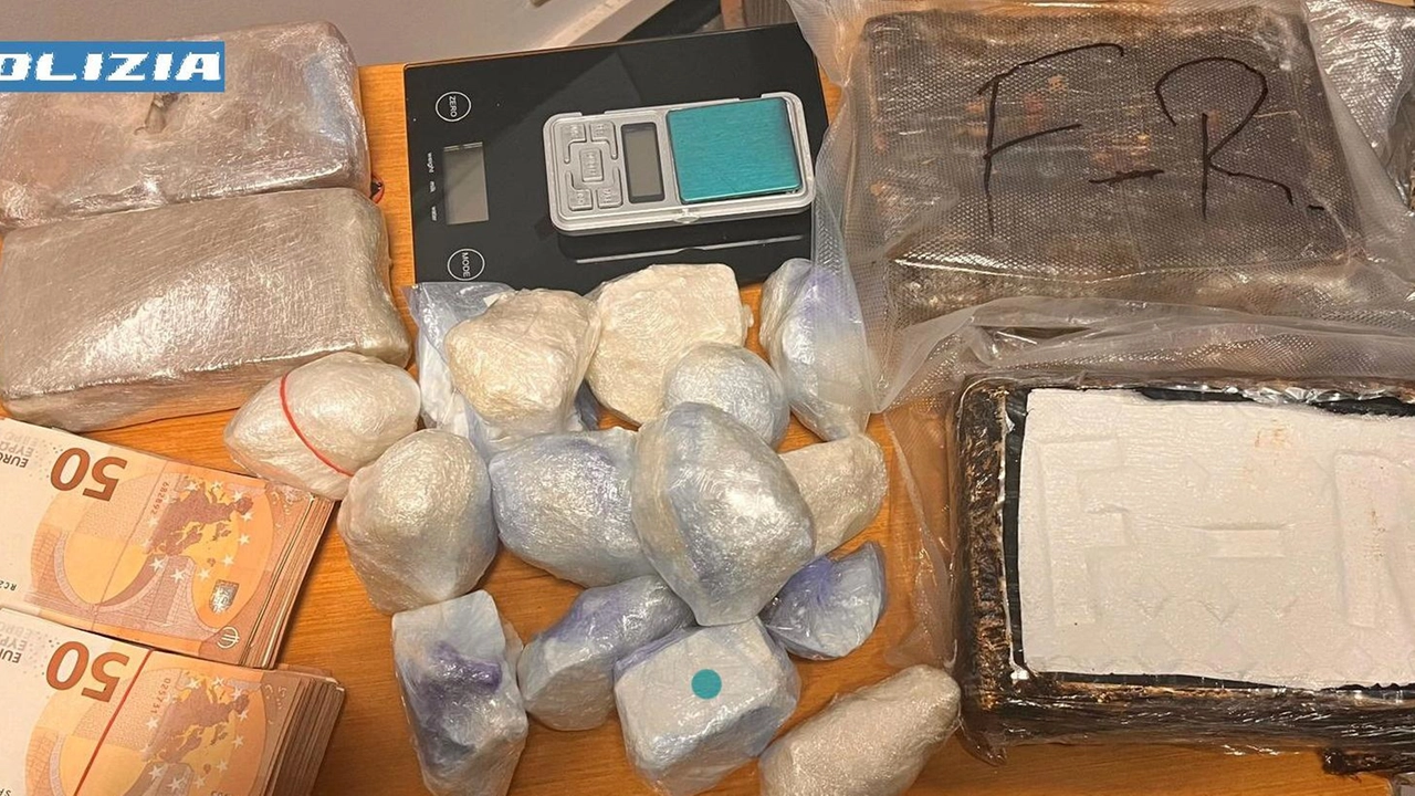 Baranzate, la polizia ha incastrato due fratelli di 54 e 47 anni e un complice . Baranzate, la polizia ha incastrato due fratelli di 54 e 47 anni e un complice .