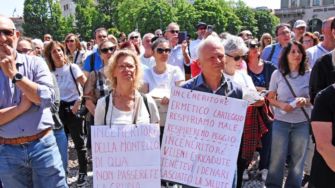 Inceneritore di Montello. Il presidio di 46 sindaci contro il nuovo impianto Inceneritore di Montello. Il presidio di 46 sindaci contro il nuovo impianto