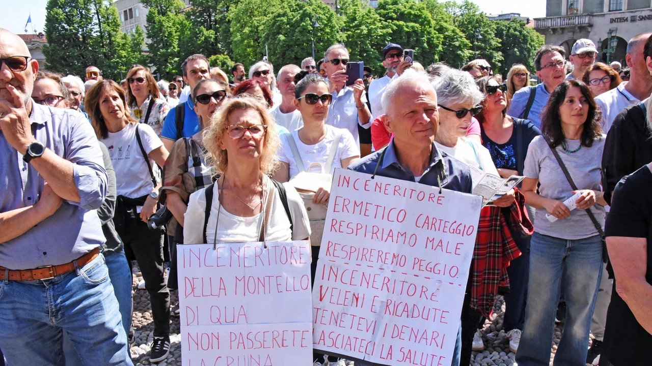 Quattrocento persone alla manifestazione in piazza Vittorio Veneto. Il Comune di Bergamo: "Opera impattante a livello ambientale e paesaggistico". Quattrocento persone alla manifestazione in piazza Vittorio Veneto. Il Comune di Bergamo: "Opera impattante a livello ambientale e paesaggistico".