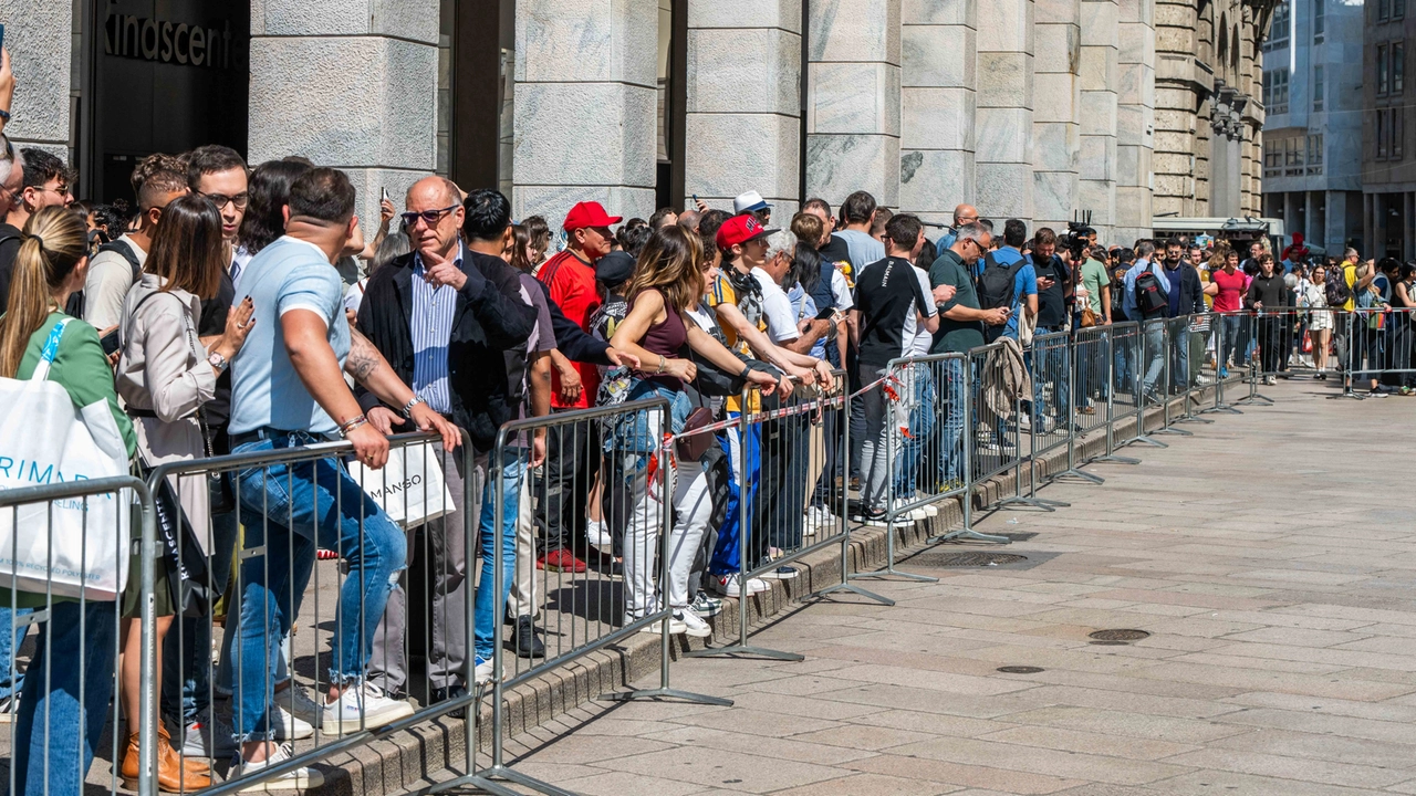 Emanuele De Maria si getta dalla terrazze del Duomo, lo choc di turisti e passanti: “Si è lanciato fra la gente e ha sfiorato un passante”