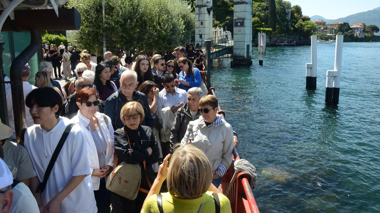 La biglietteria del traghetto a Varenna super affollata