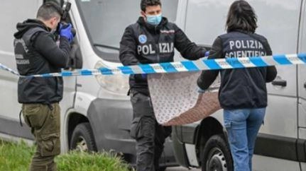 I rilievi della Polizia Scientifica in via Varsavia accanto all’Ortomercato dopo l’omicidio con assalto notturno di sei persone