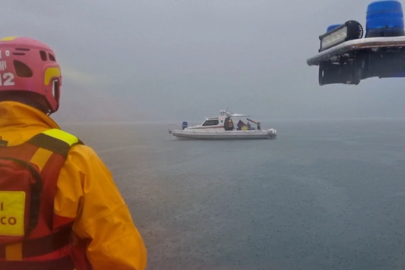 I vigili del fuoco durante le ricerche nel lago di Como