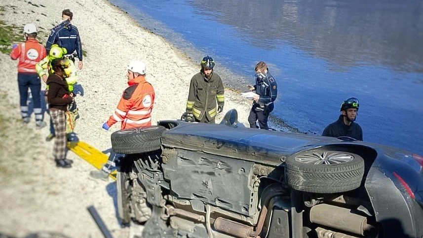 L'auto ribaltata sulla spiaggia a Onno (Foto vigili del fuoco)