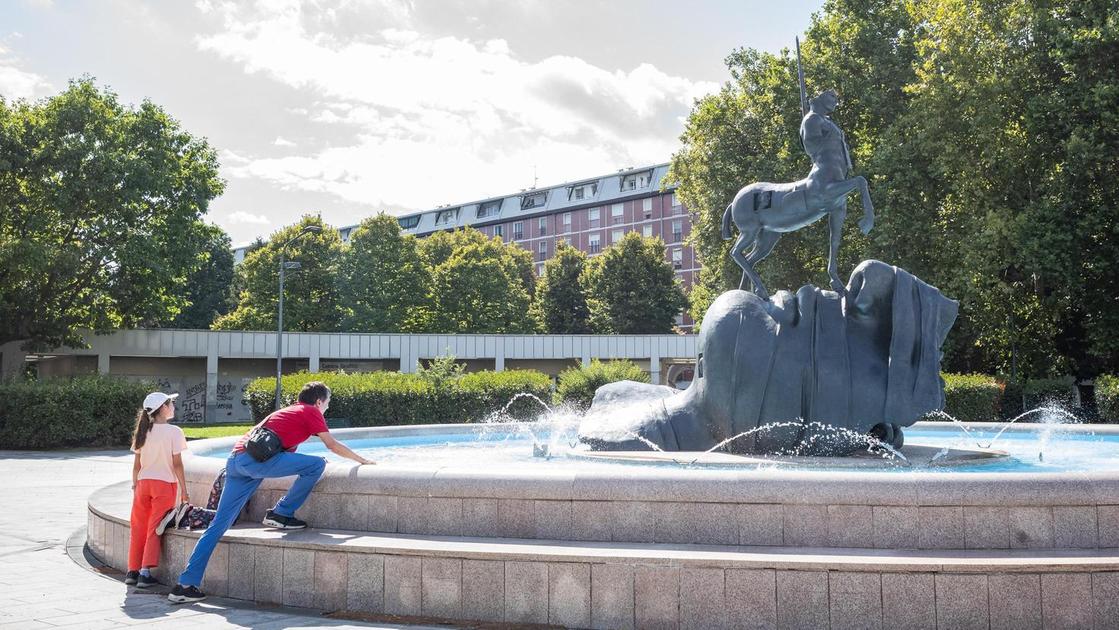 barona restaurata la fontana il centauro torna a risplendere cittadini sentinelle contro i vandali