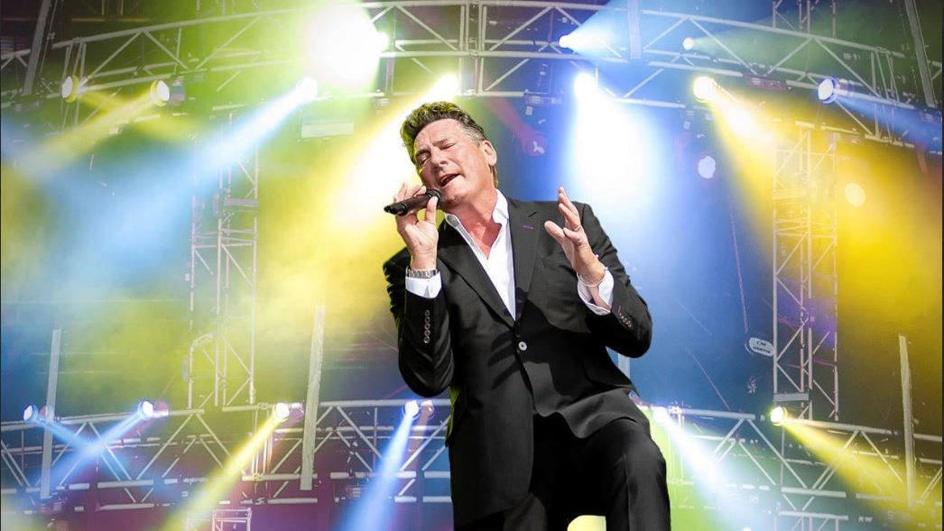 Tony Hadley, 65 anni, frontman degli Spandau Ballet dal 1979 al 1990 e dal 2009 al 2017 Sarà a Bollate il 13 luglio a Sondrio e Mantova in settembre Tony Hadley, 65 anni, frontman degli Spandau Ballet dal 1979 al 1990 e dal 2009 al 2017 Sarà a Bollate il 13 luglio a Sondrio e Mantova in settembre