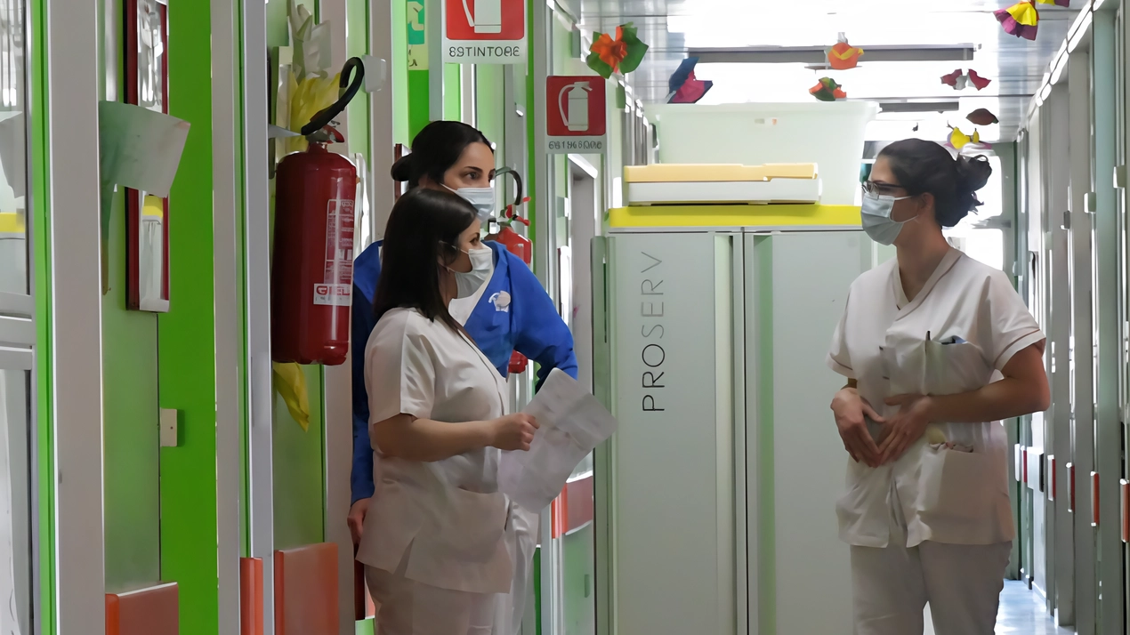 Emergenza al reparto di Pediatria di Vigevano per la carenza di personale: con due pensionamenti imminenti, mancheranno 7 professionisti. Soluzioni incerte con concorsi e trasferimenti da altre strutture. Emergenza al reparto di Pediatria di Vigevano per la carenza di personale: con due pensionamenti imminenti, mancheranno 7 professionisti. Soluzioni incerte con concorsi e trasferimenti da altre strutture.