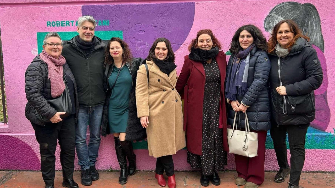 L’artista Chiara Loca mentre realizza una porzione del murale. Sotto, un dettaglio e una foto di gruppo scattata durante l’inaugurazione di martedì: in posa alcuni docenti del liceo “Gastel“ con Roberta Gatani, nipote di Paolo Borsellino