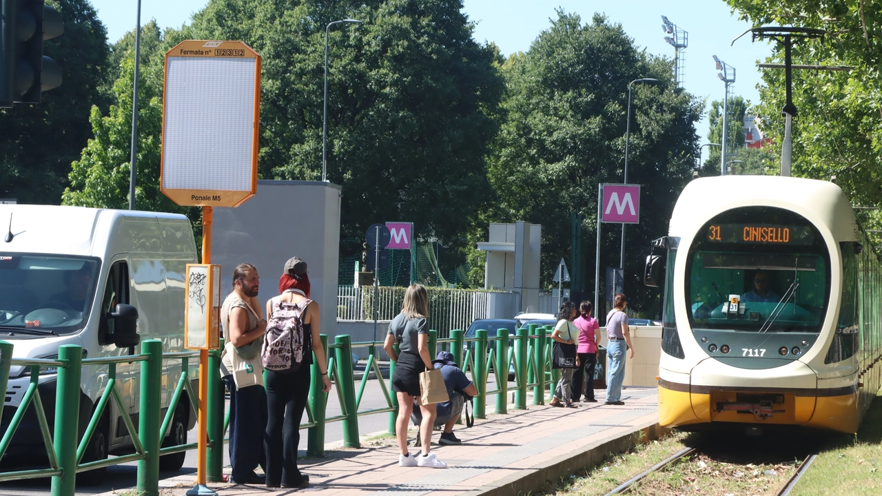 La fermata del tram di viale Fulvio Testi (direzione Cinisello Balsamo) dove è avvenuta l'aggressione ai due fratelli (foto Ansa local) La fermata del tram di viale Fulvio Testi (direzione Cinisello Balsamo) dove è avvenuta l'aggressione ai due fratelli (foto Ansa local)
