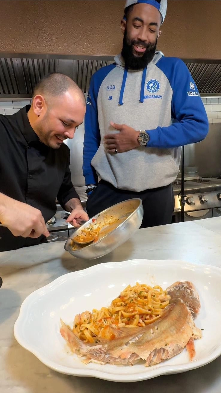 Lo chef Ciro di Maio col cestista statunitense Mike Cobbins