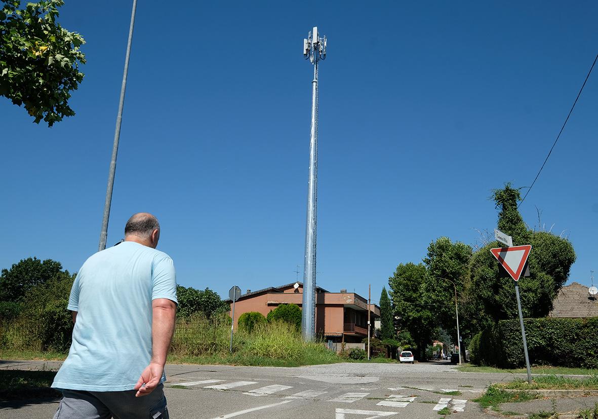Caos per la maxi antenna a Desio, dal quartiere in rivolta allo scontro politico: “Basta scaricabarile”