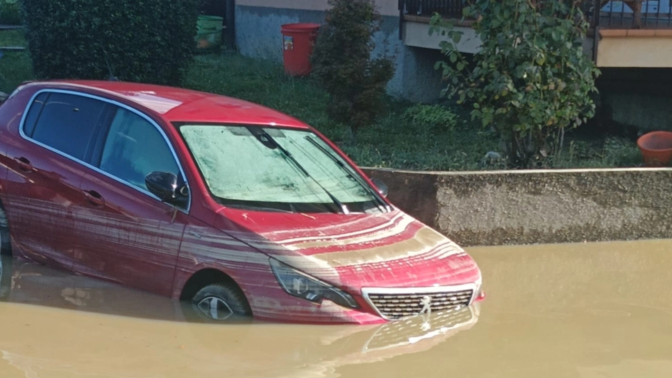 Un'auto sommersa dall'alluvione a Molteno nel Lecchese Un'auto sommersa dall'alluvione a Molteno nel Lecchese