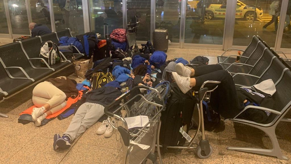 Le ragazze dell’under 22 di softball rimaste bloccate all’aeroporto di Barcellona a causa del maltempo che si è abbattuto sulla Spagna Le ragazze dell’under 22 di softball rimaste bloccate all’aeroporto di Barcellona a causa del maltempo che si è abbattuto sulla Spagna