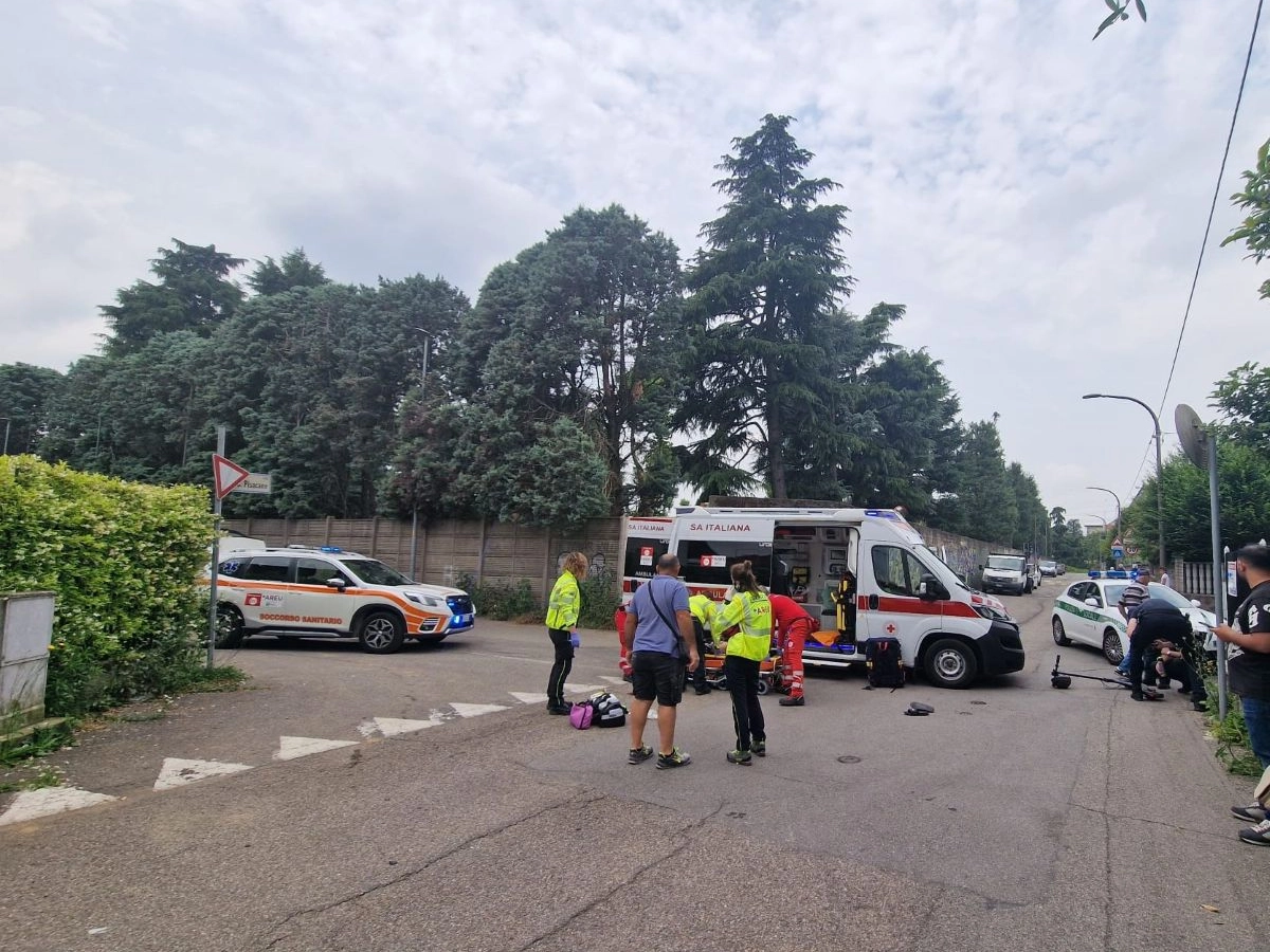 I soccorritori intervenuti a Rho per prestare aiuto al motociclista: per il 61enne non c'è stato nulla da fare