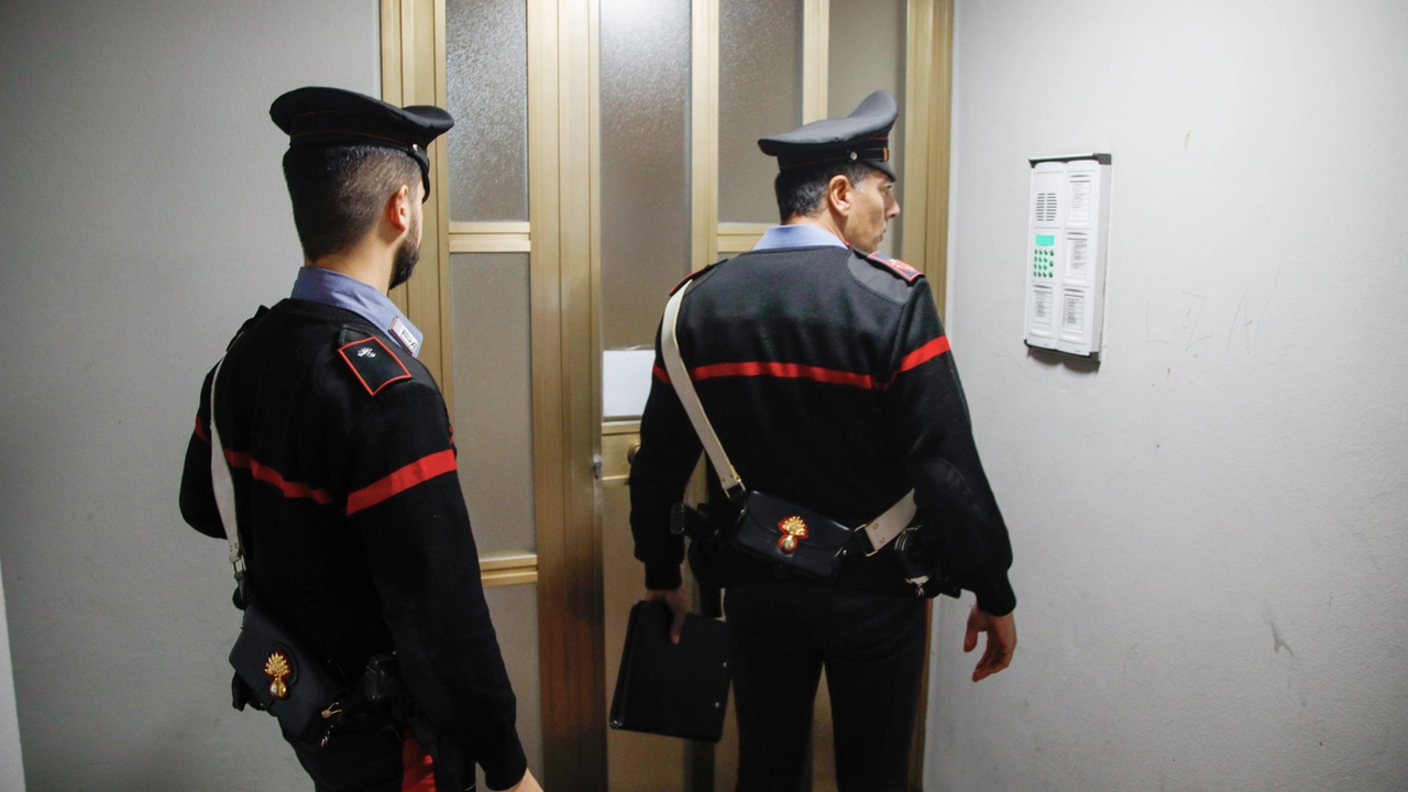I carabinieri all'ingresso dell'edificio in cui il diciottenne è stato colpito (Spf) I carabinieri all'ingresso dell'edificio in cui il diciottenne è stato colpito (Spf)