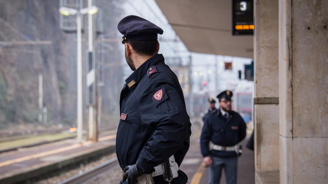 Brutale rapina in treno: giovane accoltellato al collo dal branco per una catenina. Tre attacchi da gang nel Milanese Brutale rapina in treno: giovane accoltellato al collo dal branco per una catenina. Tre attacchi da gang nel Milanese