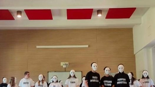 Un suggestivo flashmob sulle stragi di Capaci e di via D’Amelio messo in scena nelle giornata sulla legalità Un suggestivo flashmob sulle stragi di Capaci e di via D’Amelio messo in scena nelle giornata sulla legalità