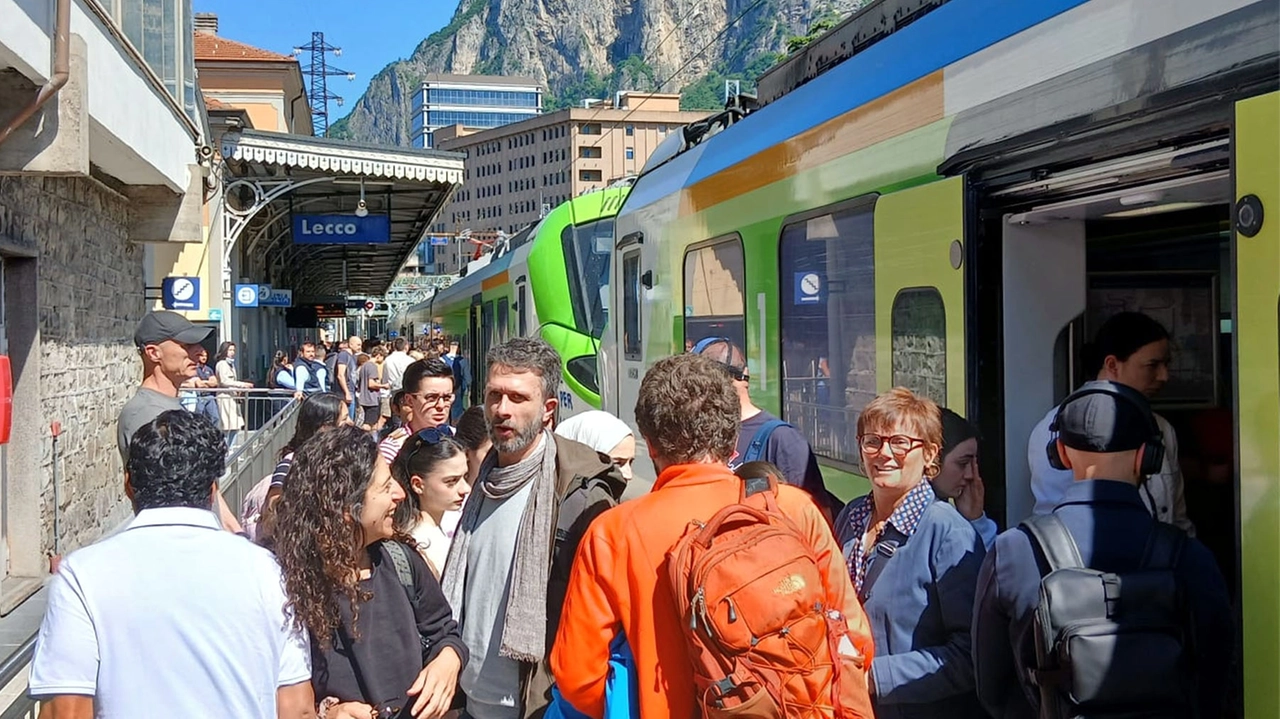 L’assalto di turisti ai treni nelle stazioni delle località rivierasche del lago di Como L’assalto di turisti ai treni nelle stazioni delle località rivierasche del lago di Como
