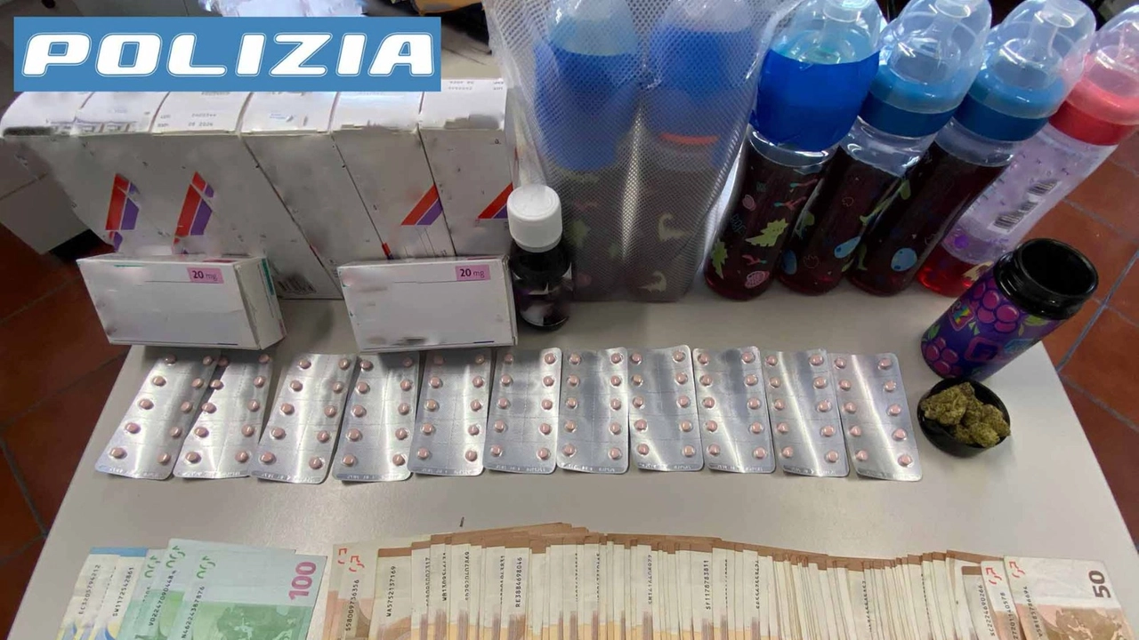 Polizia, la droga e i contanti sequestrati in uno studentato di Milano Polizia, la droga e i contanti sequestrati in uno studentato di Milano