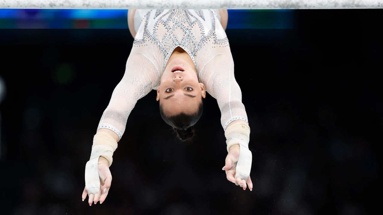 Giorgia Villa durante l'esercizio alle parallele asimmetriche durante la finale di ginnastica artistica alle Olimpiadi di Parigi 2024 Giorgia Villa durante l'esercizio alle parallele asimmetriche durante la finale di ginnastica artistica alle Olimpiadi di Parigi 2024