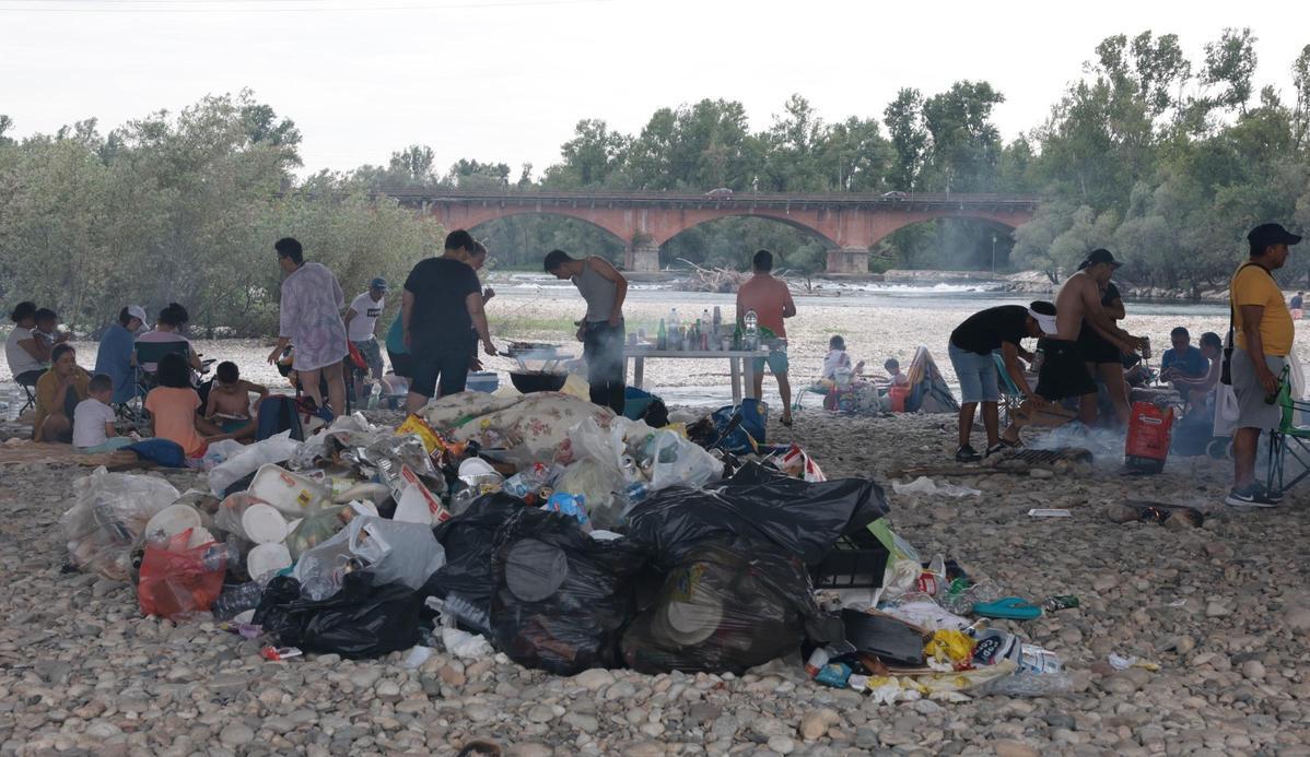 Rifiuti lasciati sulle rive del Ticino, dieci identificati