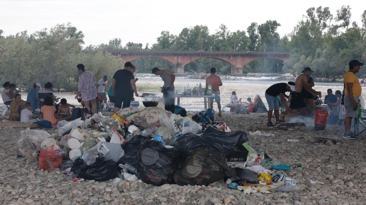 Sacchi di immondizia vicino alle rive del fiume Ticino (Sacchiero)