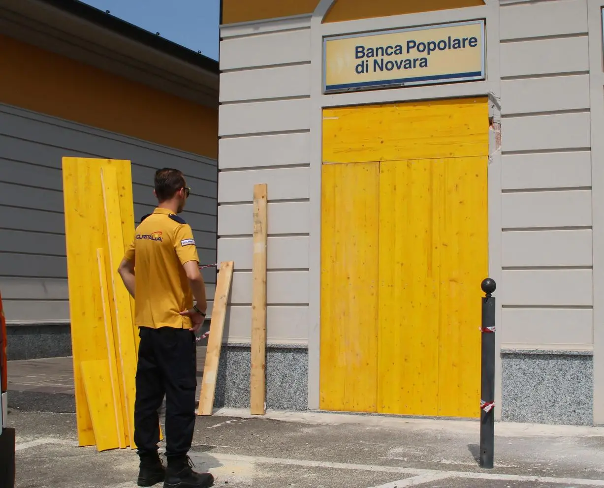 Bancomat resiste all’assalto con l’esplosivo