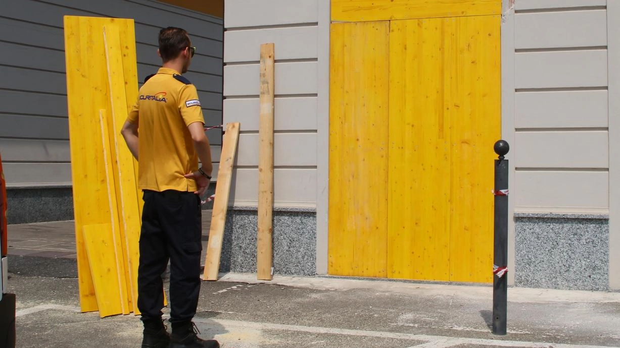 MIRADOLO TERME (Pavia) O l’esplosivo era poco o non è stato inserito nel modo giusto per sventrare lo sportello automatico e...