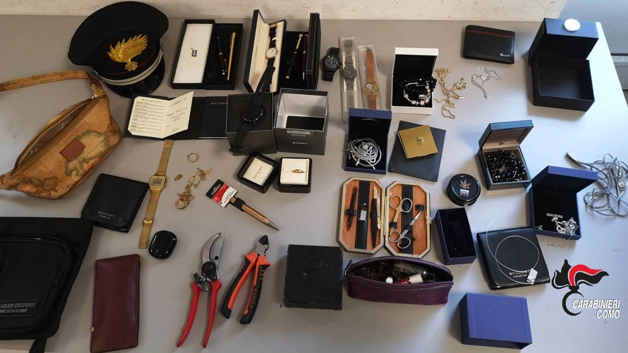 Gli attrezzi e la refurtiva che si trovavano all'interno del veicolo Gli attrezzi e la refurtiva che si trovavano all'interno del veicolo