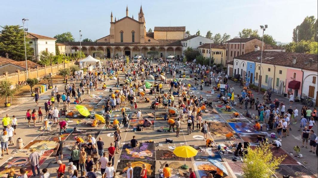 L’arte dei Madonnari, a Mantova torna il maxi raduno di 118 artisti del gessetto L’arte dei Madonnari, a Mantova torna il maxi raduno di 118 artisti del gessetto