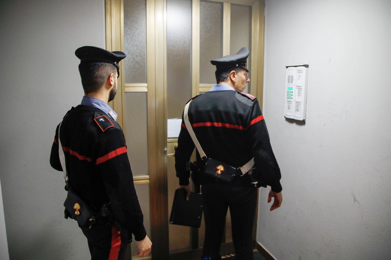 I carabinieri all'ingresso dell'edificio in cui il diciottenne è stato colpito (Spf)