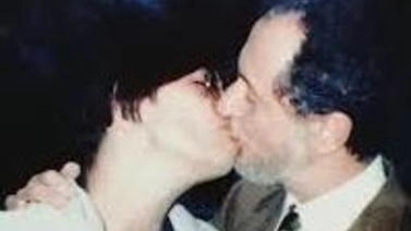 È una staffetta, solo che al posto del testimone ci si passa un bacio. Come quello leggendario (nella foto)... È una staffetta, solo che al posto del testimone ci si passa un bacio. Come quello leggendario (nella foto)...