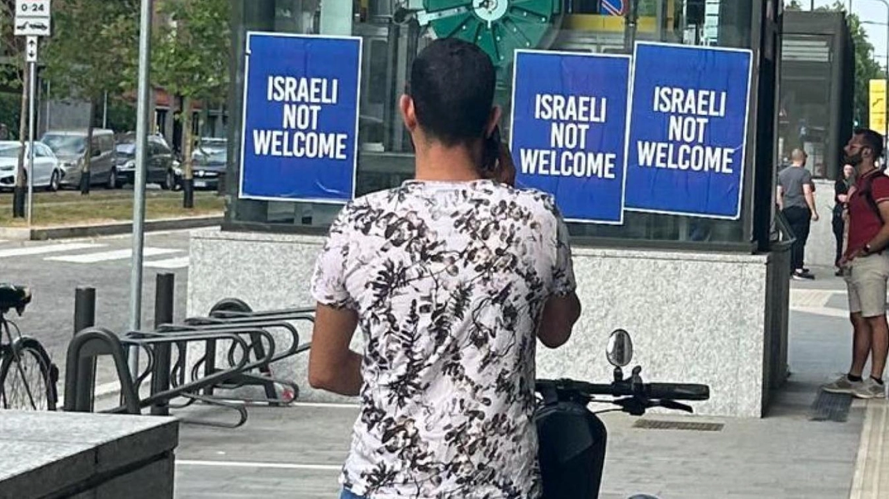 I manifesti «Israeli not welcome» comparsi giovedì mattina in via Tolstoj