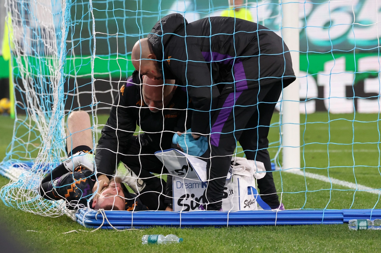 Il portiere della Fiorentina's David De Gea soccorso dopo essere stato colpito alla testa