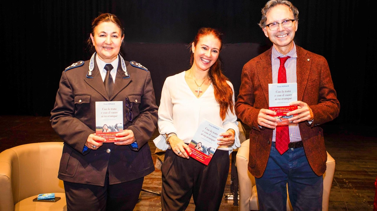 La campionessa e senatrice Giusy Versace tra la comandante delle guardie penitenziarie e il direttore del carcere di Bollate Giorgio Leggieri La campionessa e senatrice Giusy Versace tra la comandante delle guardie penitenziarie e il direttore del carcere di Bollate Giorgio Leggieri