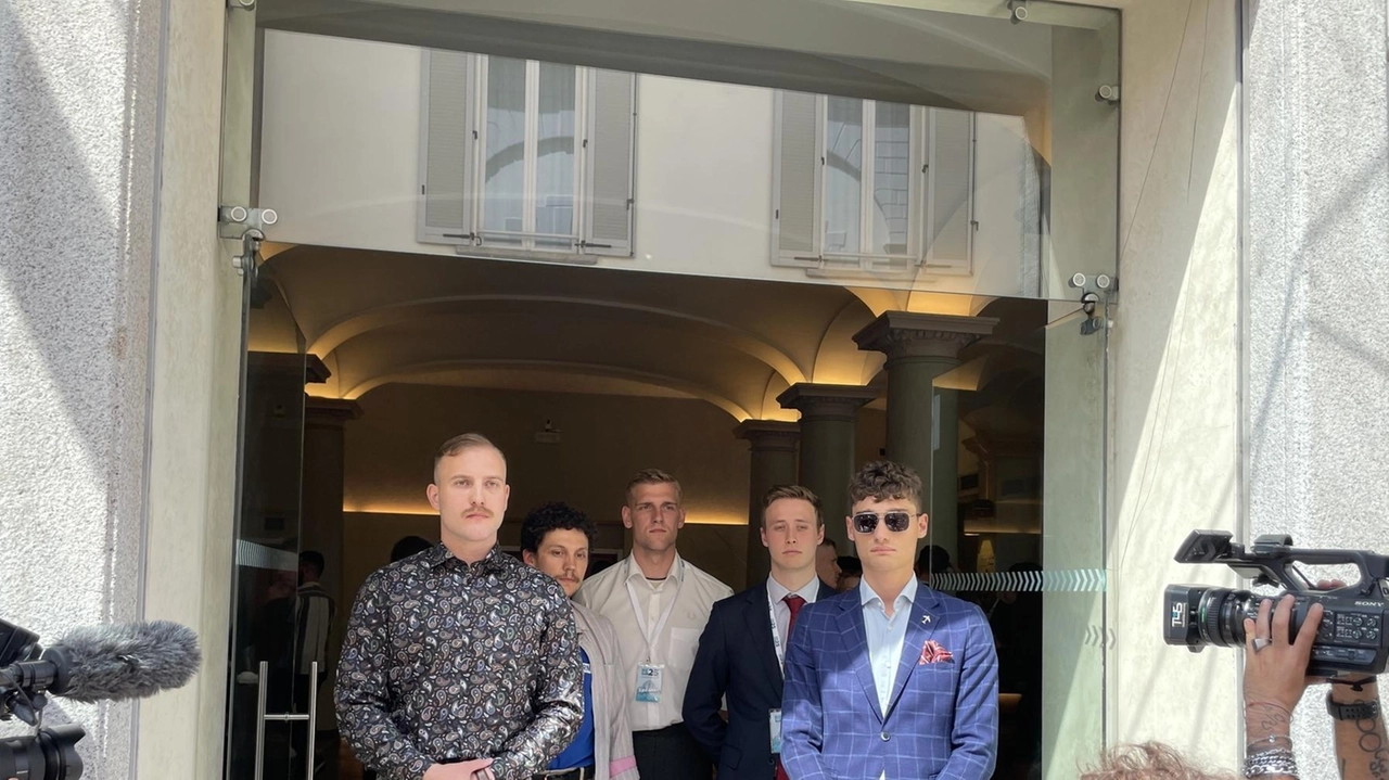 A Gallarate (Varese) il Remigration Summit. Il ministro Piantedosi: "In democrazia ogni posizione legittima". Nel capoluogo lombardo tafferugli tra black bloc e polizia alla manifestazione antifascista. A Gallarate (Varese) il Remigration Summit. Il ministro Piantedosi: "In democrazia ogni posizione legittima". Nel capoluogo lombardo tafferugli tra black bloc e polizia alla manifestazione antifascista.