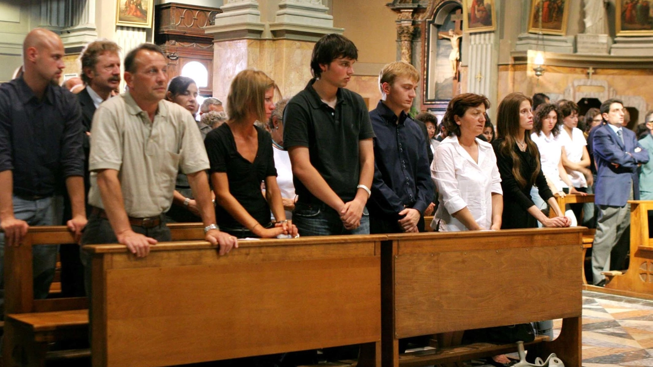 Da sinistra: Giuseppe Poggi, padre di Chiara, la cugina Stefania Cappa, il fratello Marco, l'allora fidanzato Alberto Stasi, la madre Rita Preda e la cugina Paola Cappa ai funerali di Chiara Poggi, a Garlasco (Pavia), il 18 agosto 2007