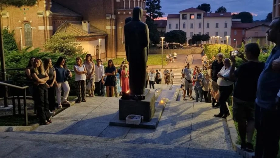 La commemorazione lunedì sera sulla scalinata del municipio di Cardano La commemorazione lunedì sera sulla scalinata del municipio di Cardano